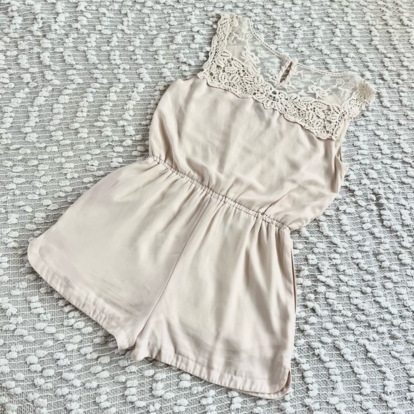 Cream Lace/Crochet Design Romper - Picture 2 of 5